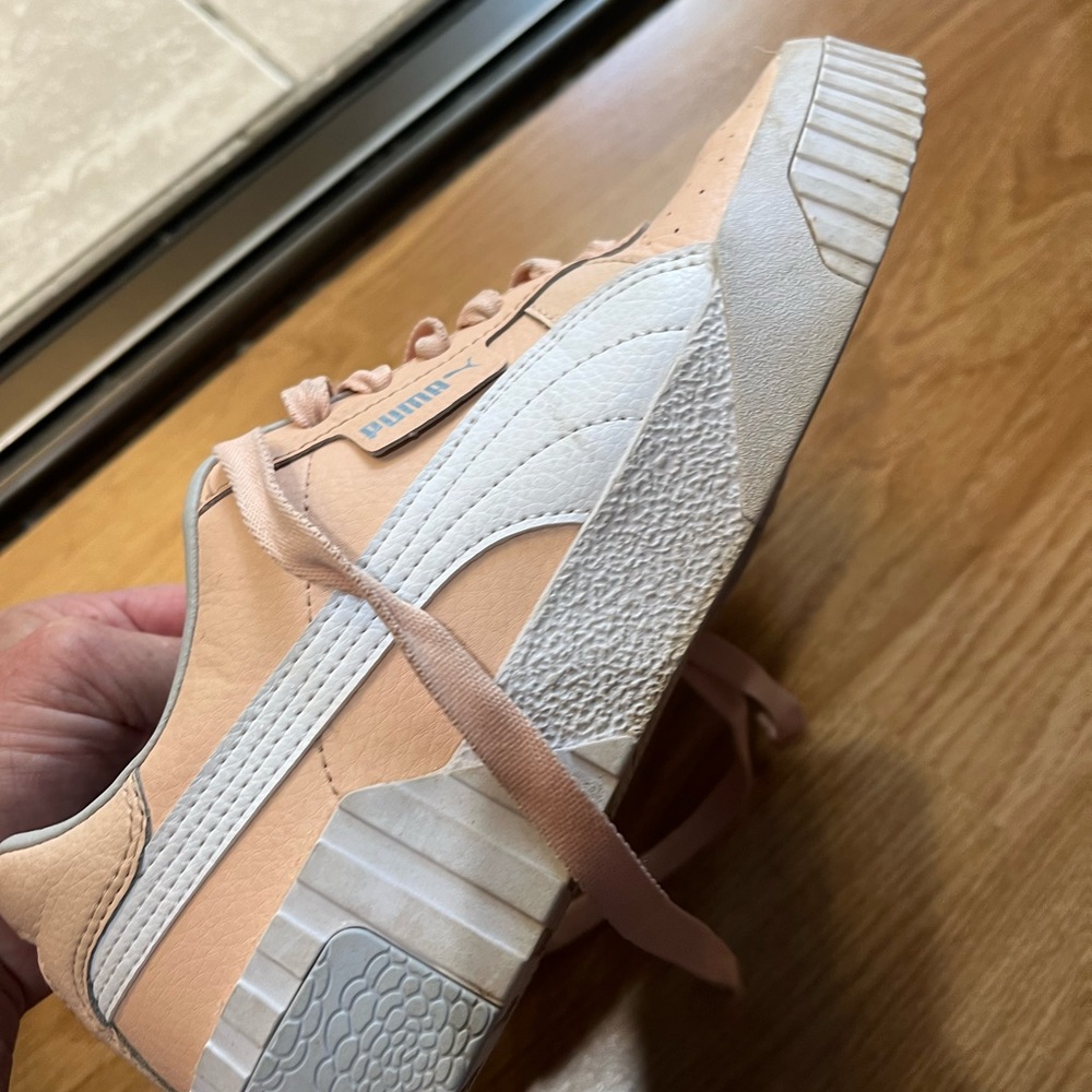 Leather comfort neutral color. Best shoe ever for comfort. Accepting offers